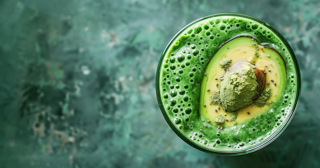 Smoothie verde de aguacate y espirulina: receta equilibrada y cremosa