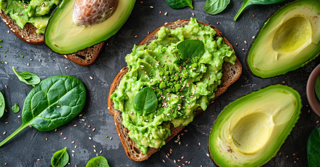 Tostadas integrales con crema de aguacate, moringa y limón